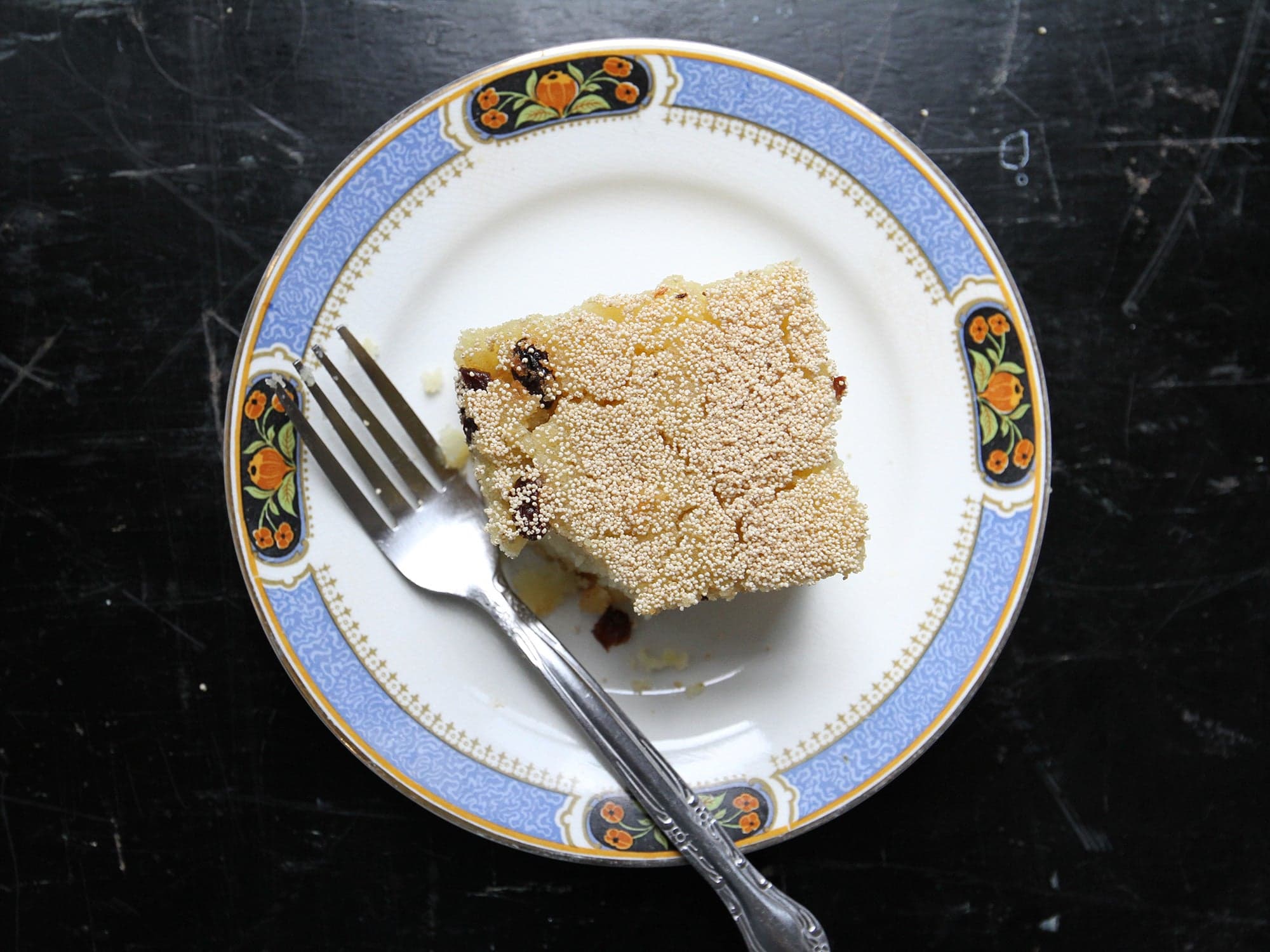 Sesame-Topped Semolina Cake with Coconut (Shwekyi Senyinmakin)