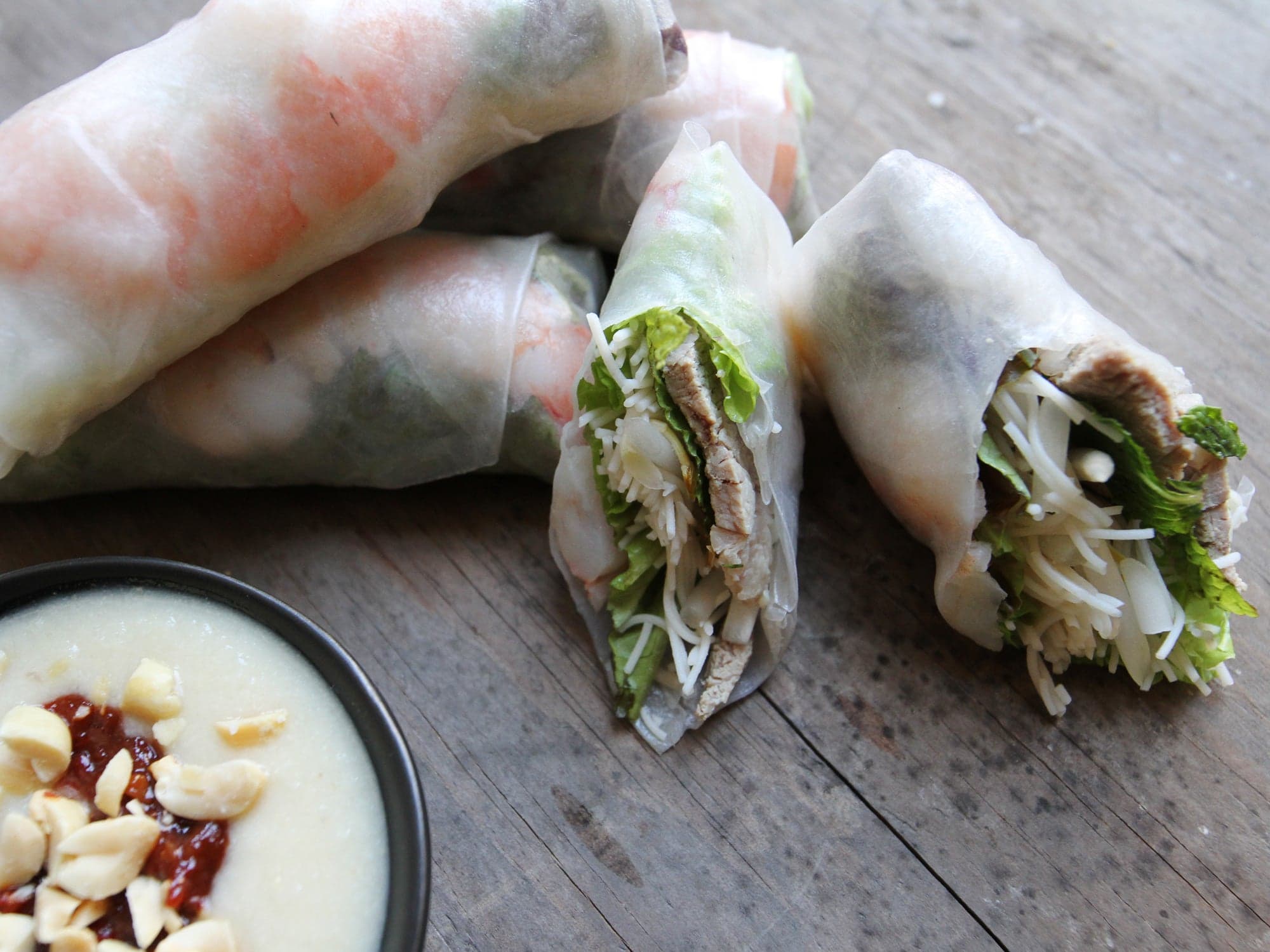 Summer roll with dipping sauce