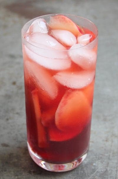 tall glass of fresh-brewed iced tea with gin and fresh fruit