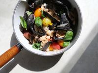 Mussels with Tomatoes and White Beans-image