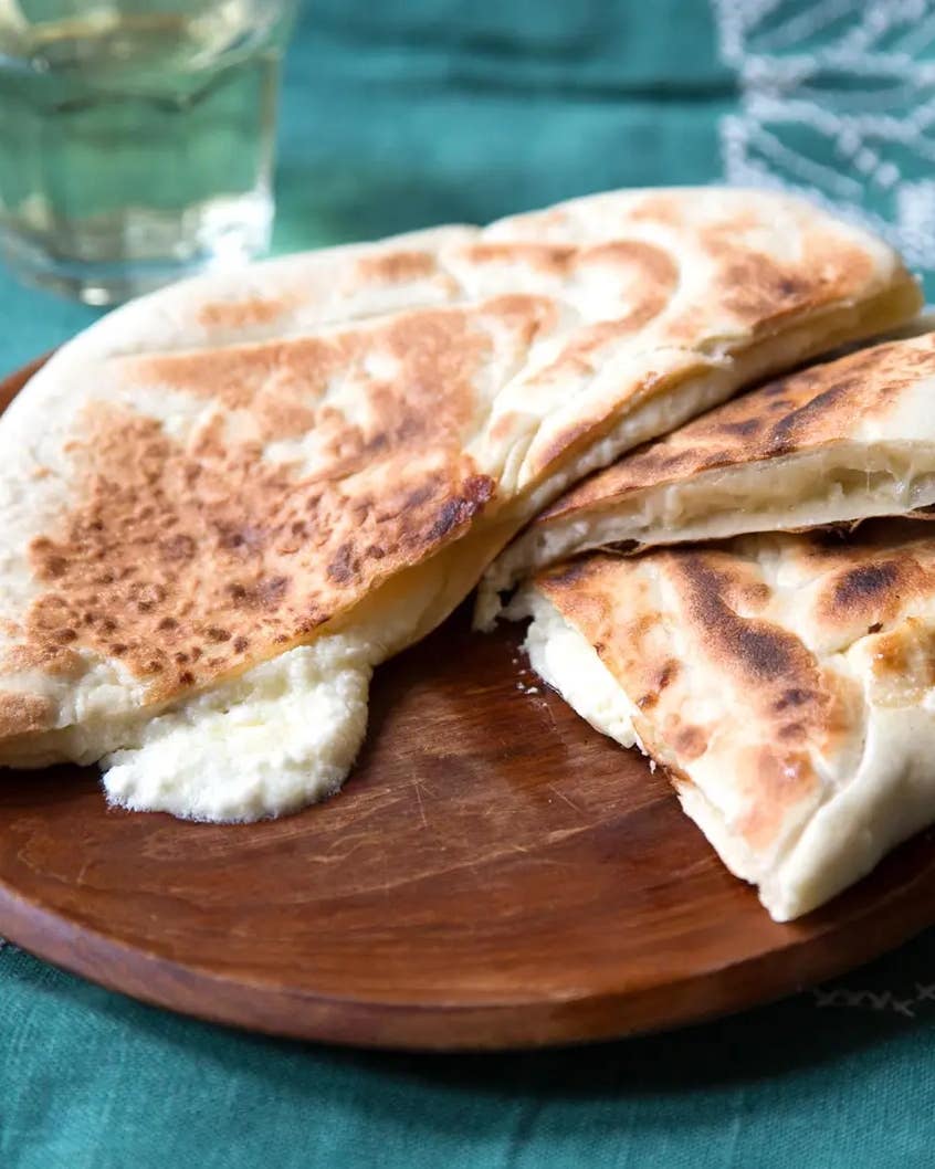 Imeruli Khachapuri (Georgian Cheese Bread) Kachapuri Imeruli