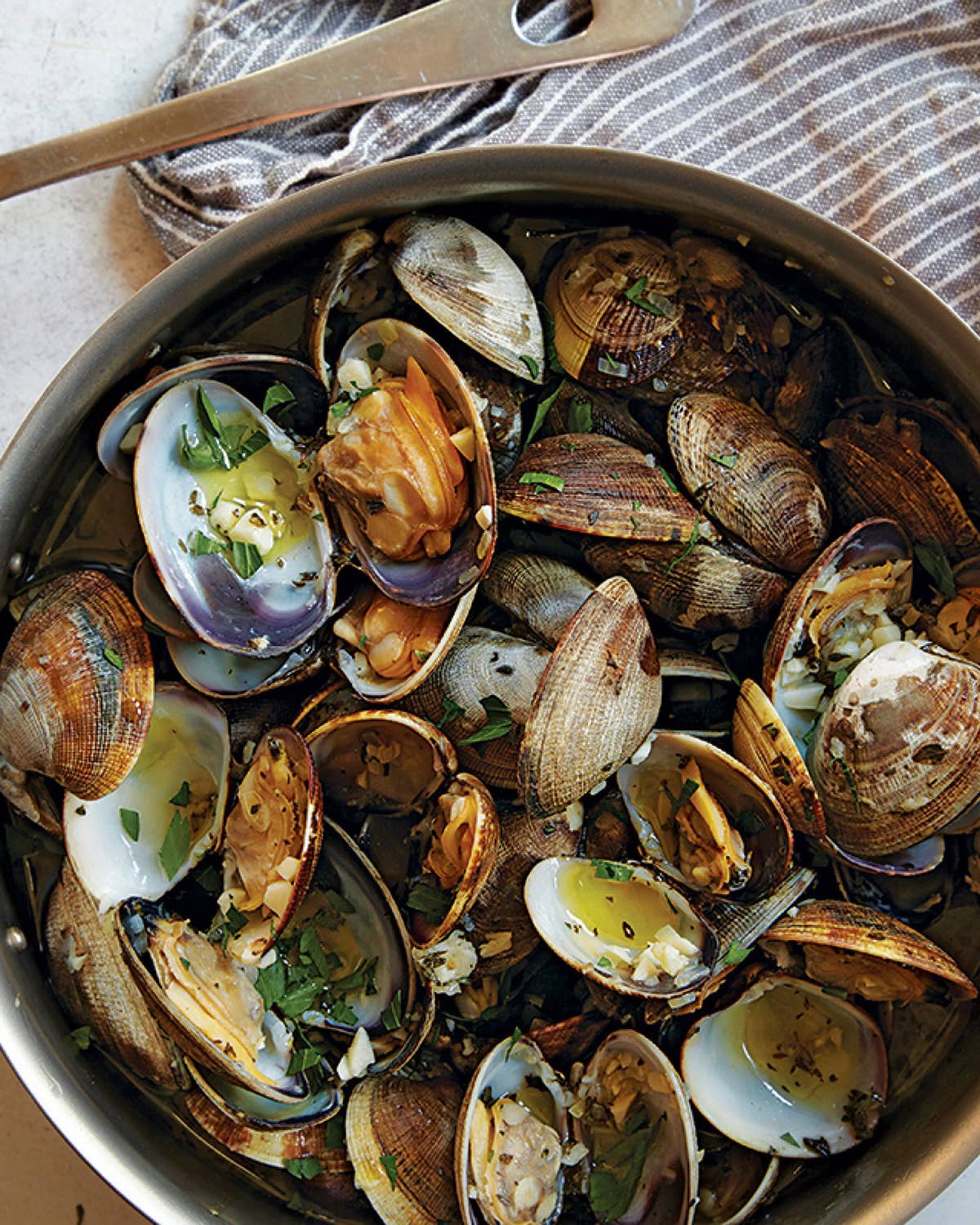 Steam Clams with Ham in White Wine