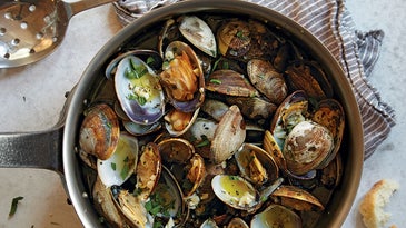 Steam Clams with Ham in White Wine