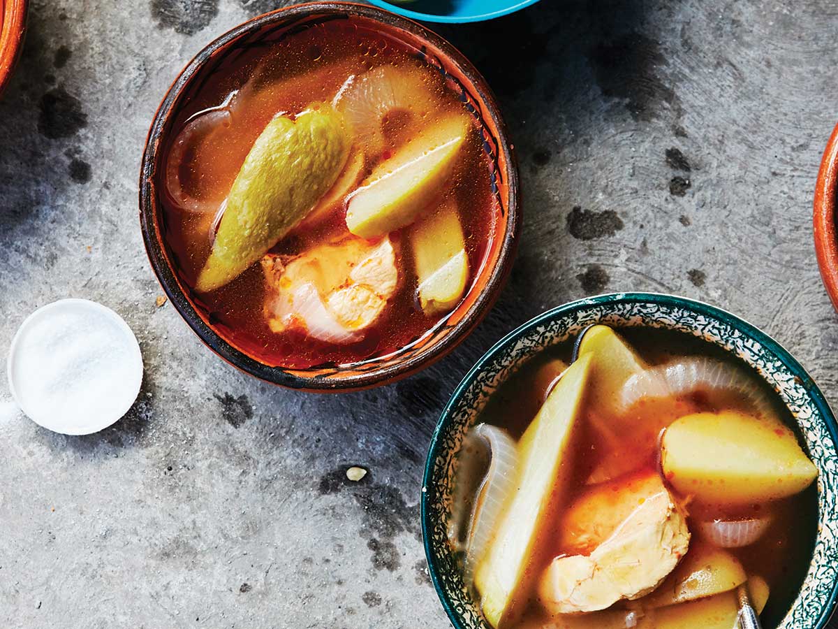 Caldo de pollo con chayote, prepara esta receta reconfortante y consiente a  la familia