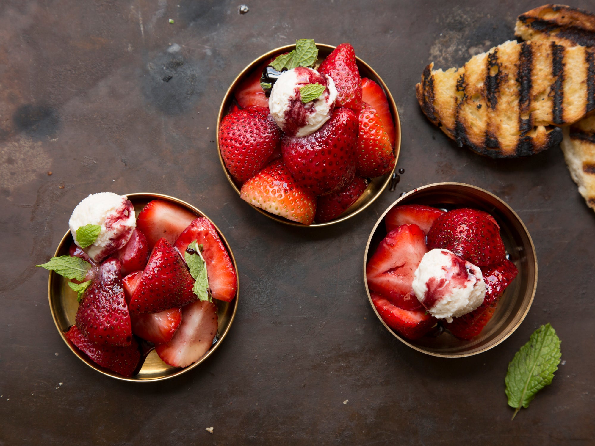 Strawberries with Wine Saveur