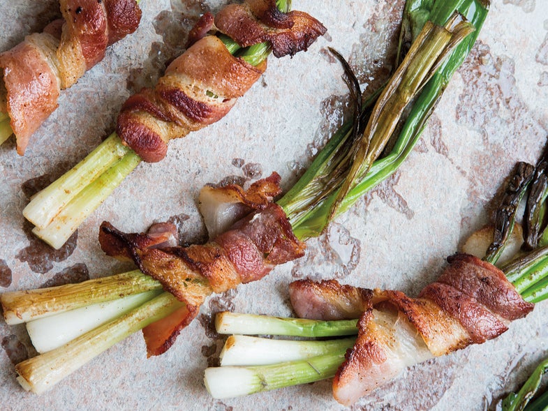 BACON-WRAPPED SCALLIONS