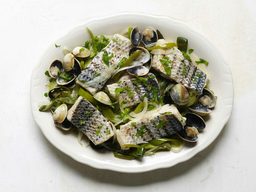 Baskų receptai Žuvis su žaliosiomis paprikomis ir moliuskais