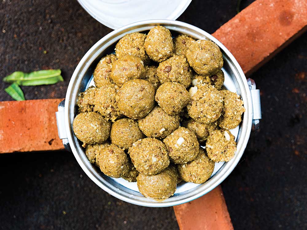 Mandaputtu (Steamed Cardamom-Spiced Rice Flour Balls)