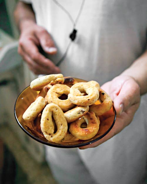 Ka’ak bil Ma’amoul (Date-Stuffed Ring Cookies)