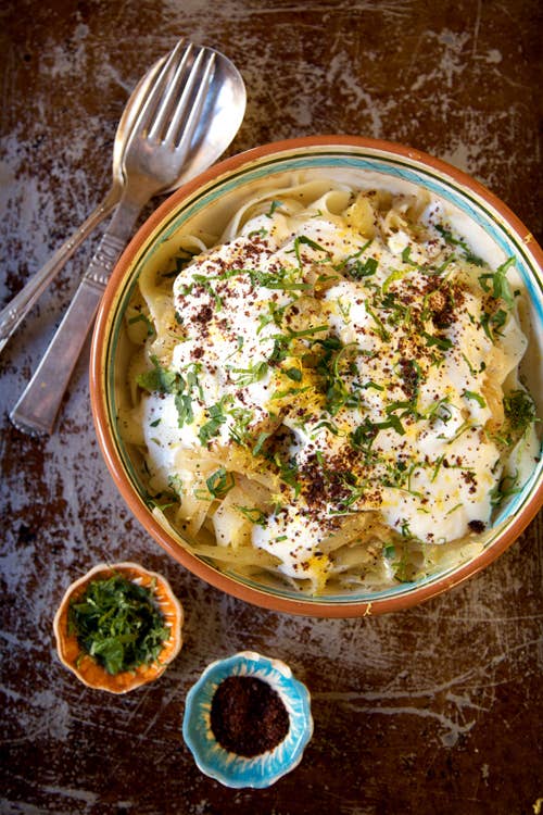 Rishta bi Laban wa Bassal (Tagliatelle with Yogurt and Fried Onions)