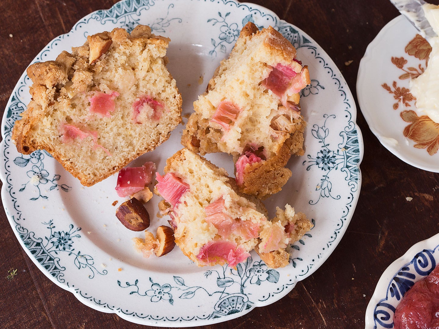 RHUBARB MUFFINS WITH ALMOND STREUSEL