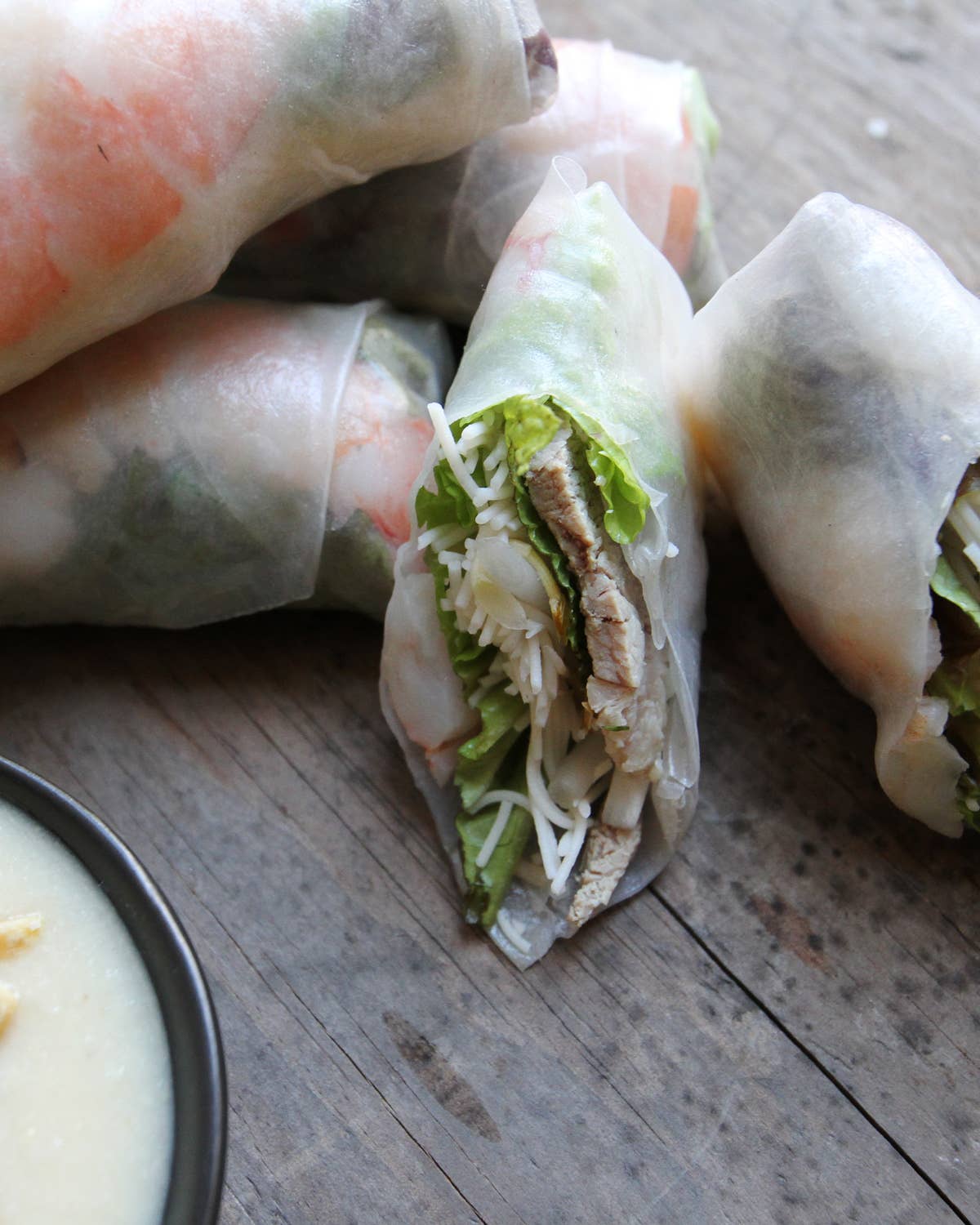 Summer roll with dipping sauce