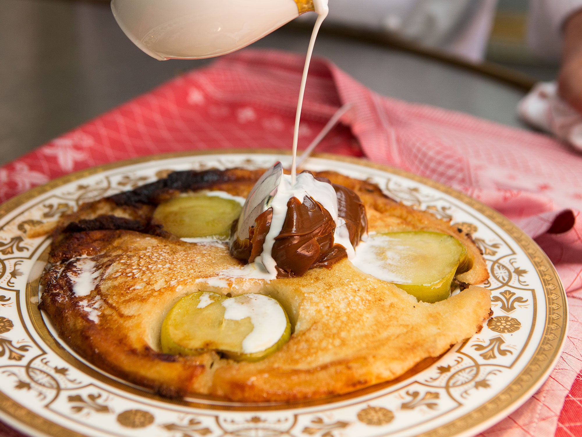 Giant Apple and Dulce de Leche Pancake Saveur