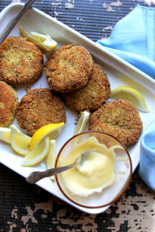 Almond-Flour Crab Cakes with Lemon Aioli