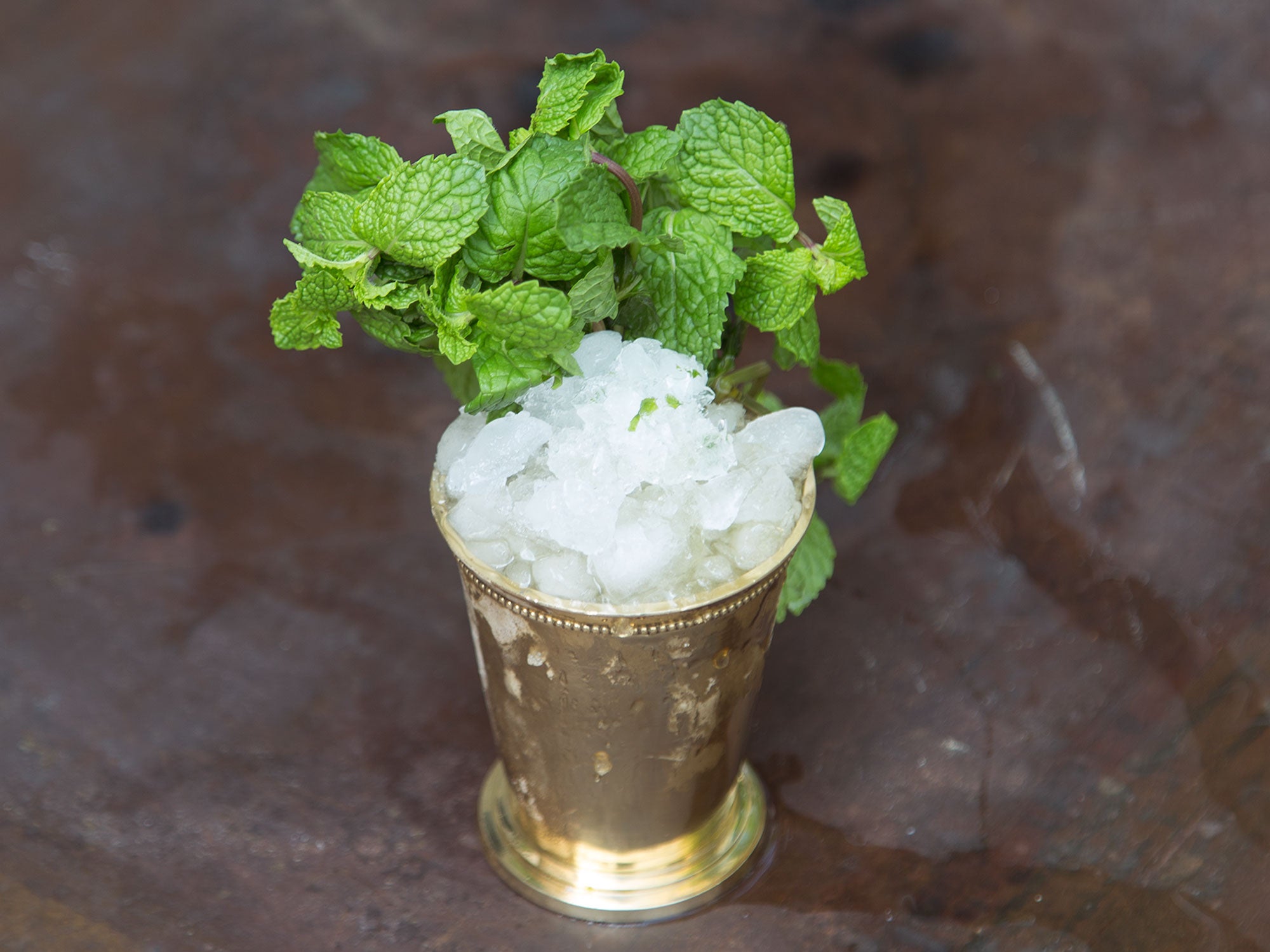 The Right Way to Make a Mint Julep | Saveur, image size:2000x1500