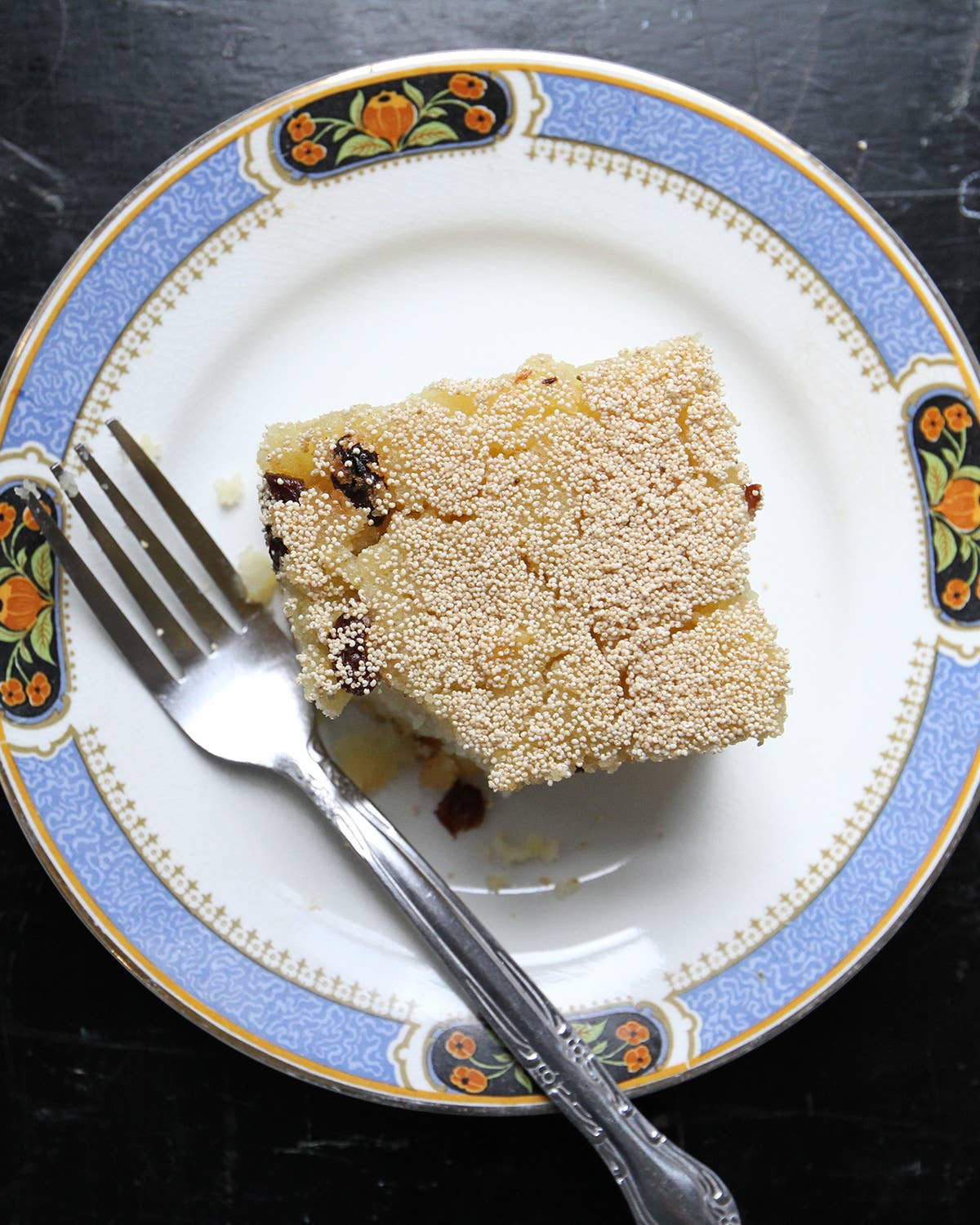 Sesame-Topped Semolina Cake with Coconut (Shwekyi Senyinmakin)