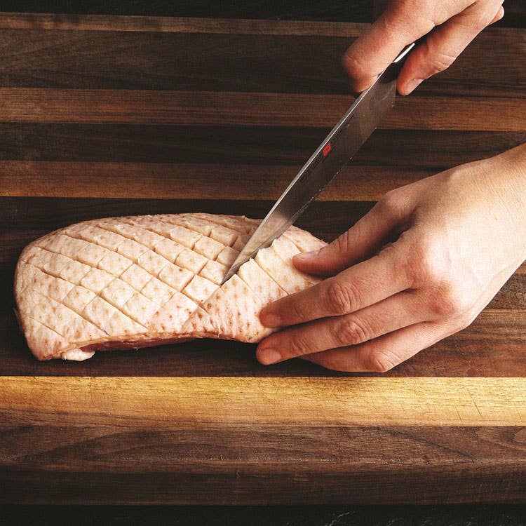 Making a crosshatch pattern on duck breast