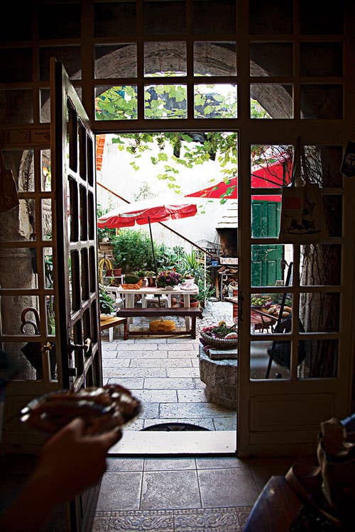 httpswww.saveur.comsitessaveur.comfilesimport20142014-03scenes-from-the-dalamatian-coast-tatjanas-courtyard-500&#215;750-i164.jpg