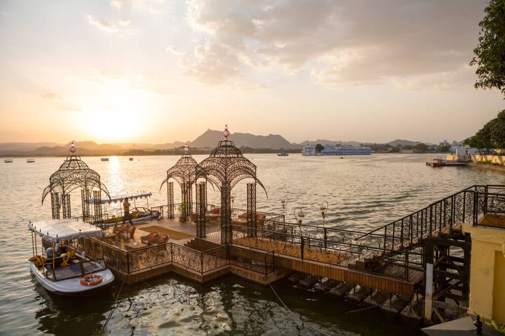 north-india-udaipur-lake