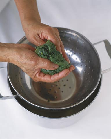 httpswww.saveur.comsitessaveur.comfilesimport2008images2008-0112-spinach_4.jpg