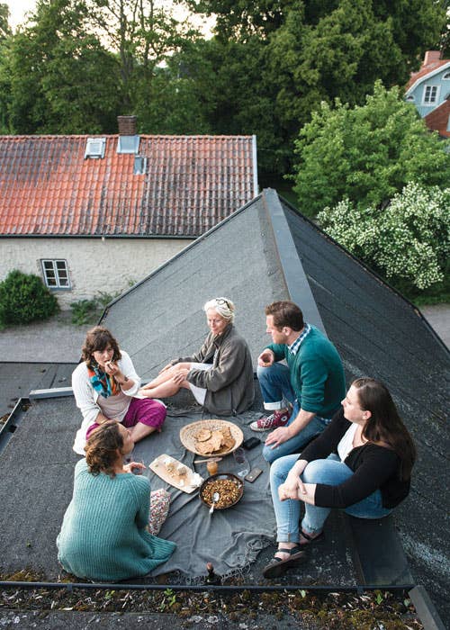 httpswww.saveur.comsitessaveur.comfilesimport20142014-05gallery-midsummers-dream-sweden-family-picnic-roof-500&#215;700-i166.jpg