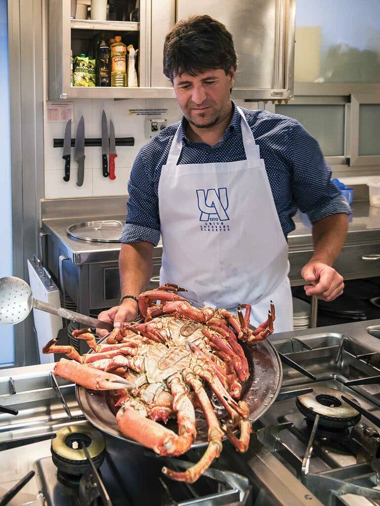 Massive txangurros (spider crabs)