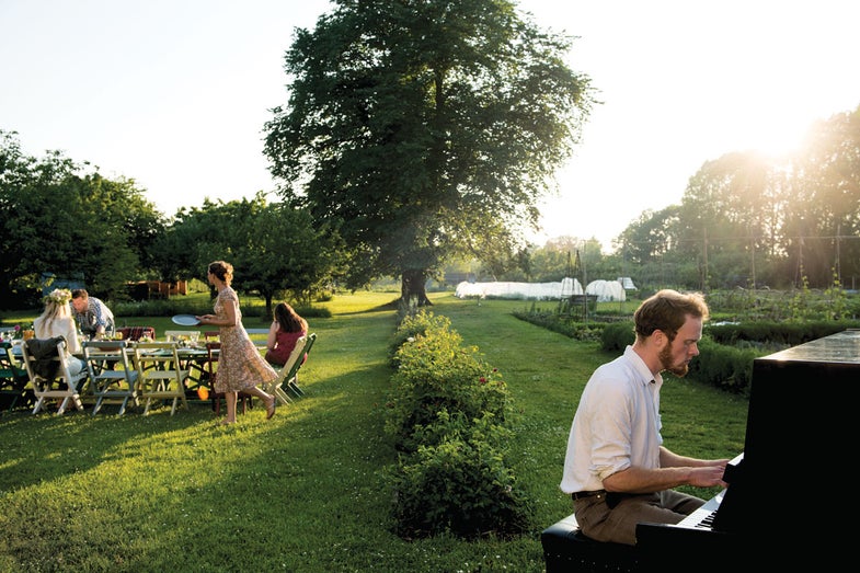 feature-midsummers-dream-setting-up-1200x800