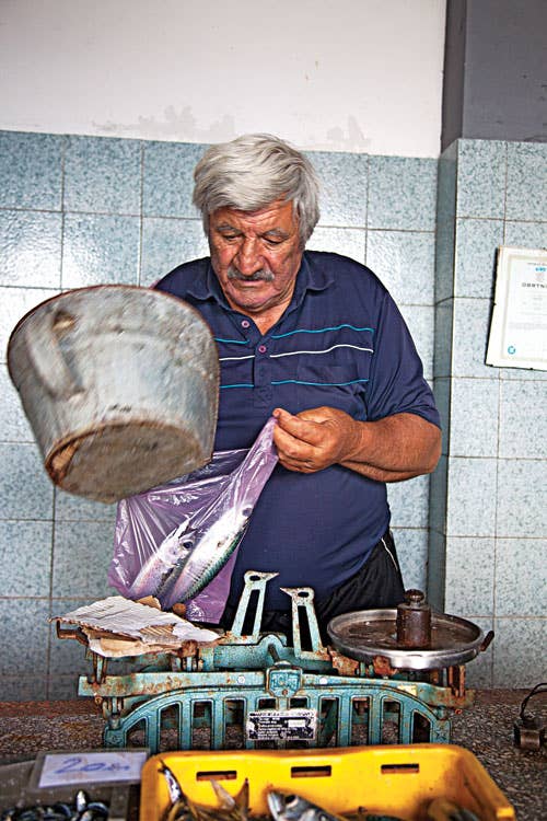 httpswww.saveur.comsitessaveur.comfilesimport20142014-03scenes-from-the-dalamatian-coast-fishmonger-at-work-500&#215;750-i164.jpg