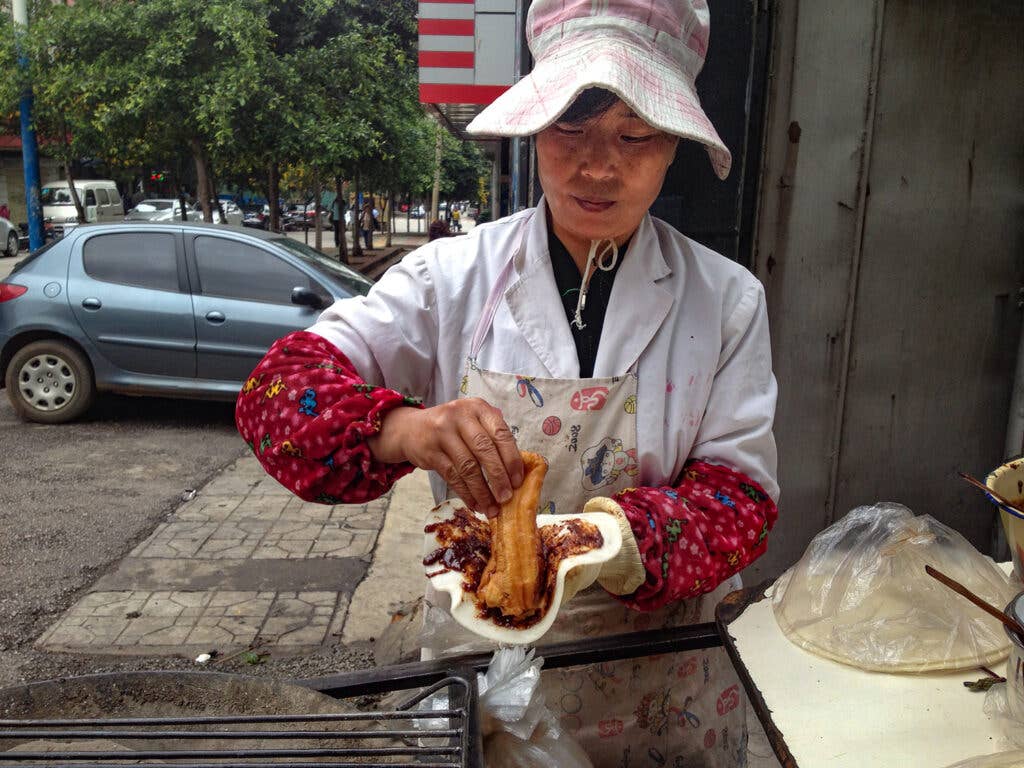 erkuai bao youtiao street vendor