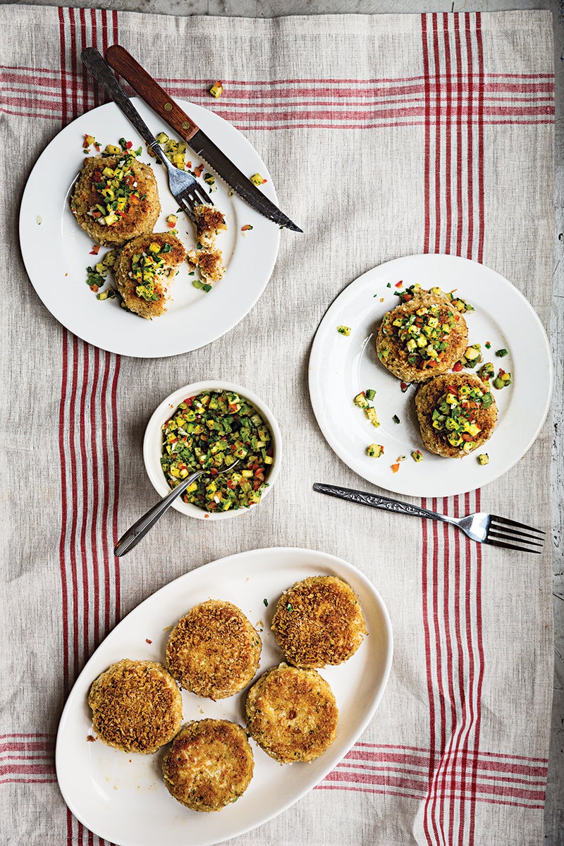 Crab Cakes with Chipotle Aïoli and Pineapple Salsa Saveur