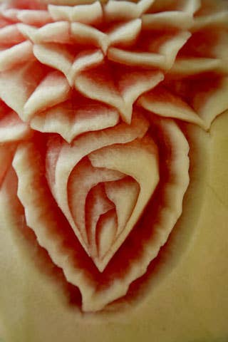 httpswww.saveur.comsitessaveur.comfilesimport2008images2008-07634-thai_watermelon_carving_13_480.jpg