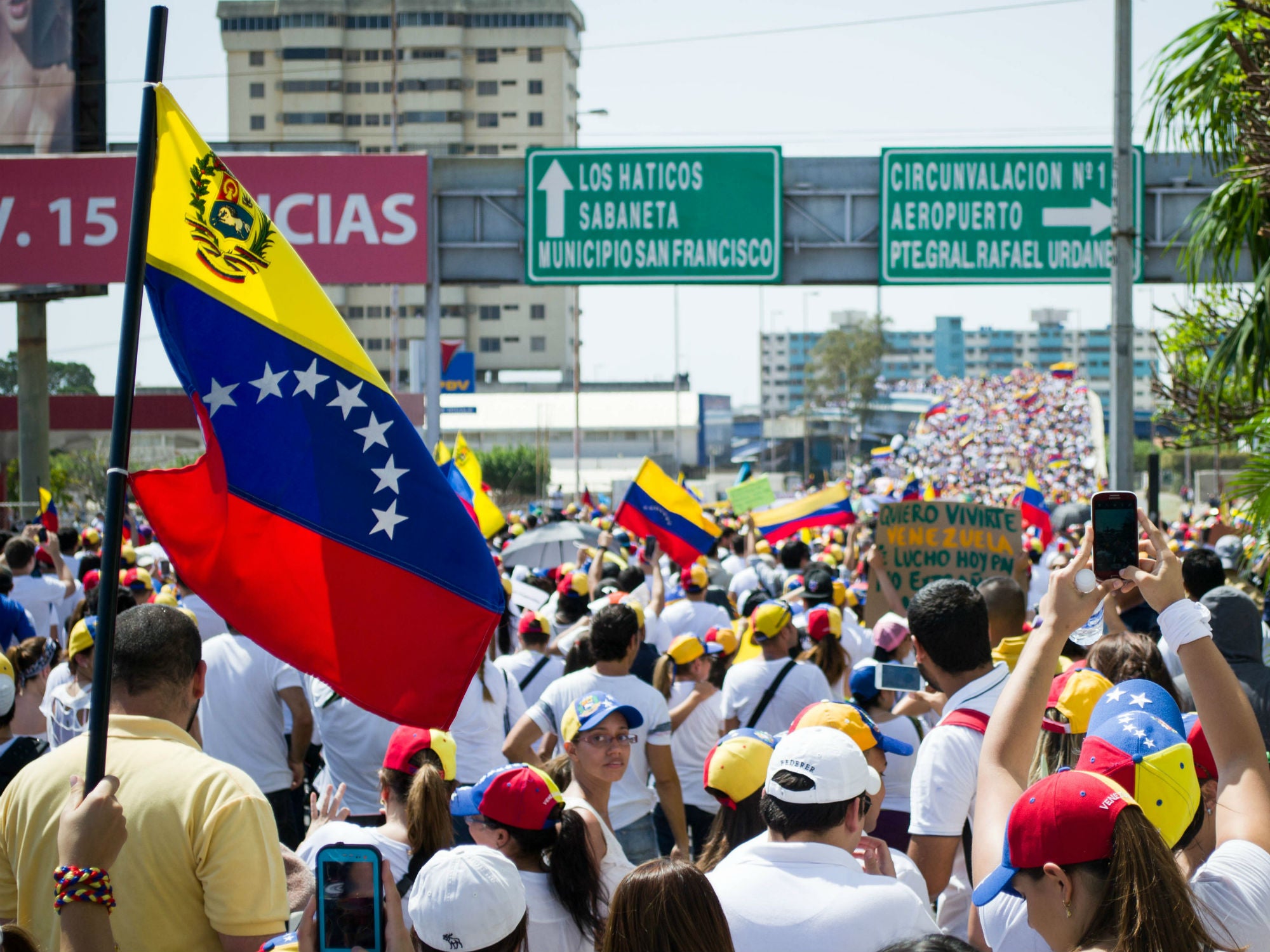 Venezuela food shortage and long queues at supermarkets