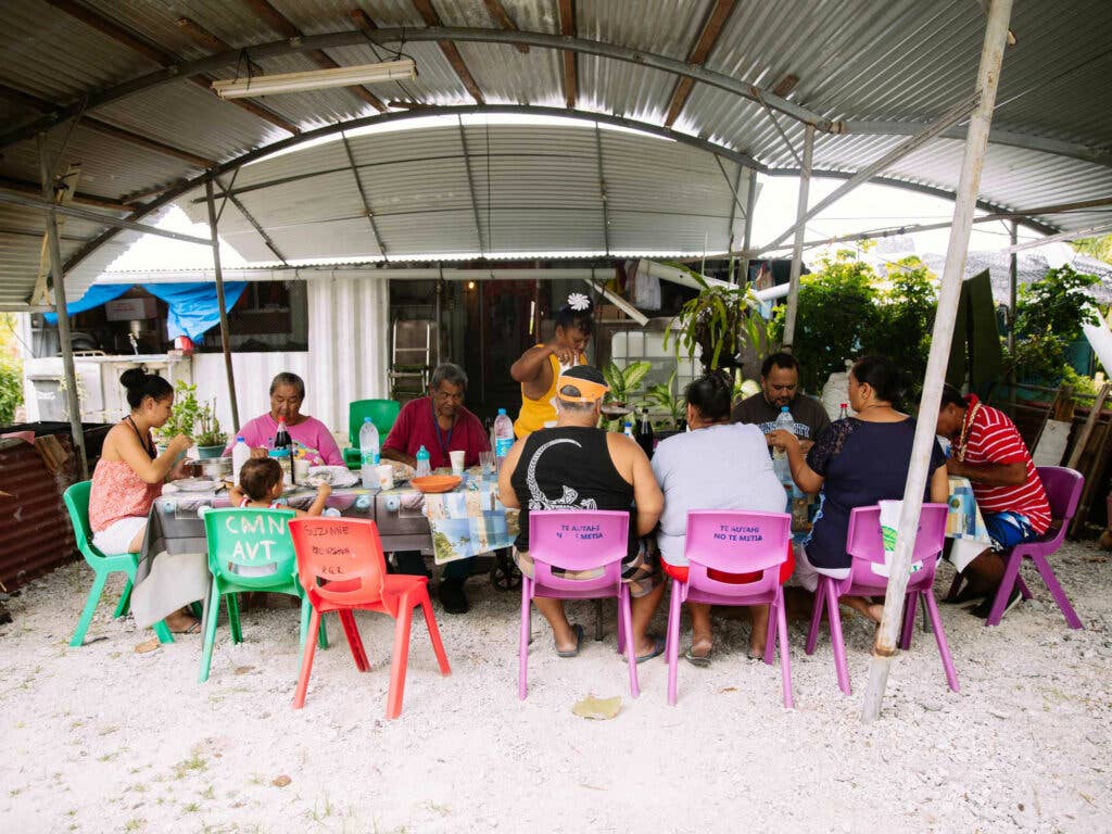 a tahitian family around the dinner table