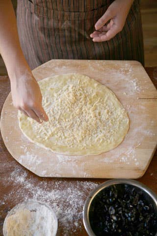 httpswww.saveur.comsitessaveur.comfilesimport2008images2008-10634-pizza_making_12_480.jpg