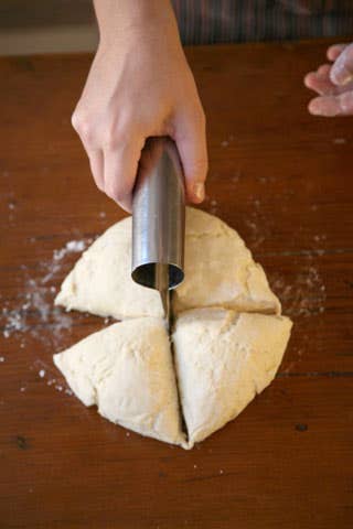 httpswww.saveur.comsitessaveur.comfilesimport2008images2008-10634-pizza_making_6_480.jpg