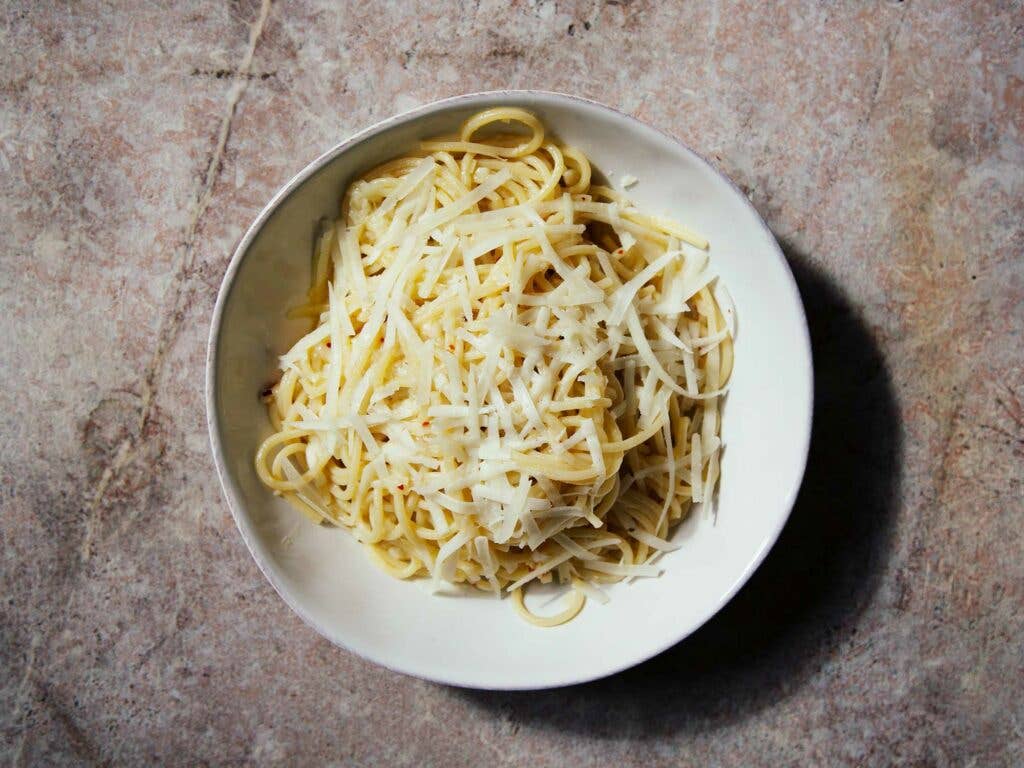 bowl of garlic and olive spaghetti