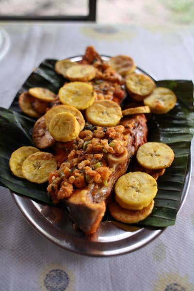 Filhote com Molho de Camarões e Bananas (Fish with Shrimp Sauce and Plantains)