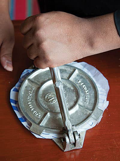 httpswww.saveur.comsitessaveur.comfilesimport2010images2010-02634-127_corn_tortillas_4_400.jpg