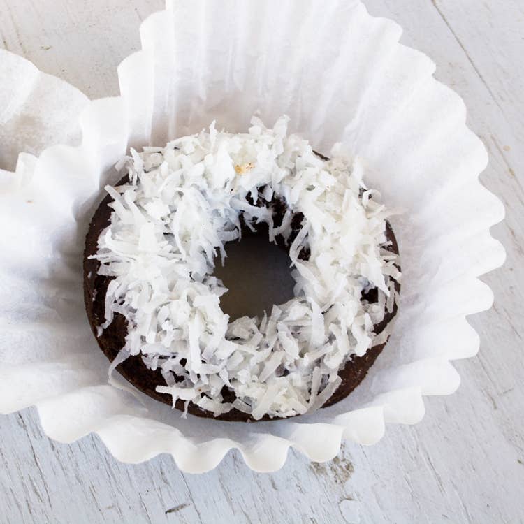 httpswww.saveur.comsitessaveur.comfilesimport2014feature_maine-towne-fryer-coconut-donut_750x750.jpg