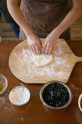httpswww.saveur.comsitessaveur.comfilesimport2008images2008-10634-pizza_making_9_480.jpg