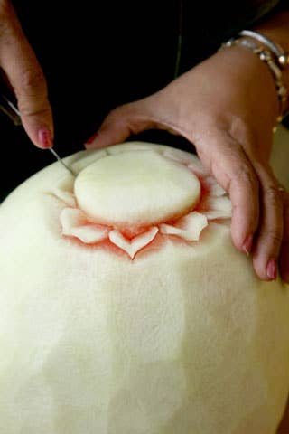 httpswww.saveur.comsitessaveur.comfilesimport2008images2008-07634-thai_watermelon_carving_8_480.jpg