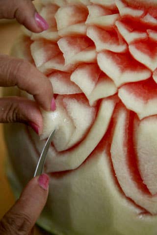 httpswww.saveur.comsitessaveur.comfilesimport2008images2008-07634-thai_watermelon_carving_12_480.jpg