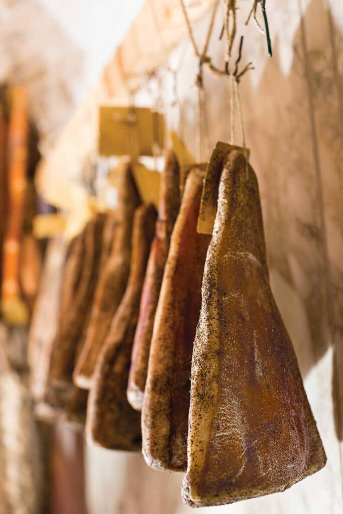 httpswww.saveur.comsitessaveur.comfilesimport2014Guanciale_in_Bevagna27sMacelleria-Norcineria_Tagliavento2000x3000.jpg