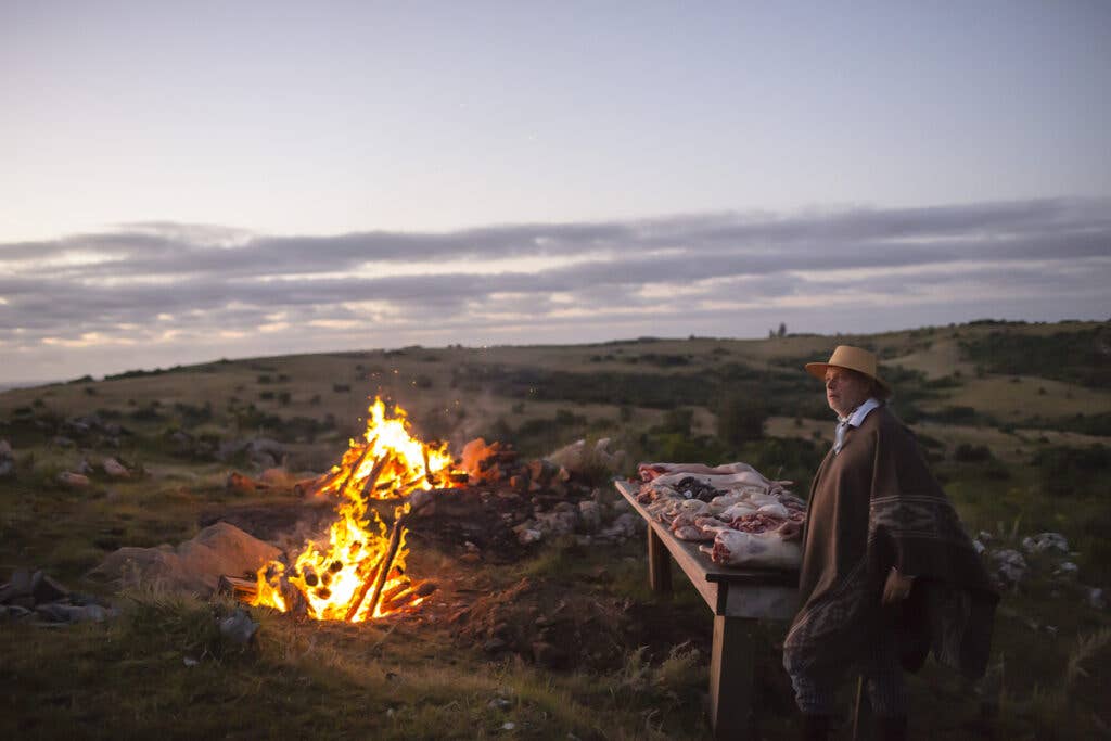 httpswww.saveur.comsitessaveur.comfilesimport2013images2013-067-Gallery_Uruguay-Parrilla_Francis-Mallmann_iPad157_1200x800.jpg