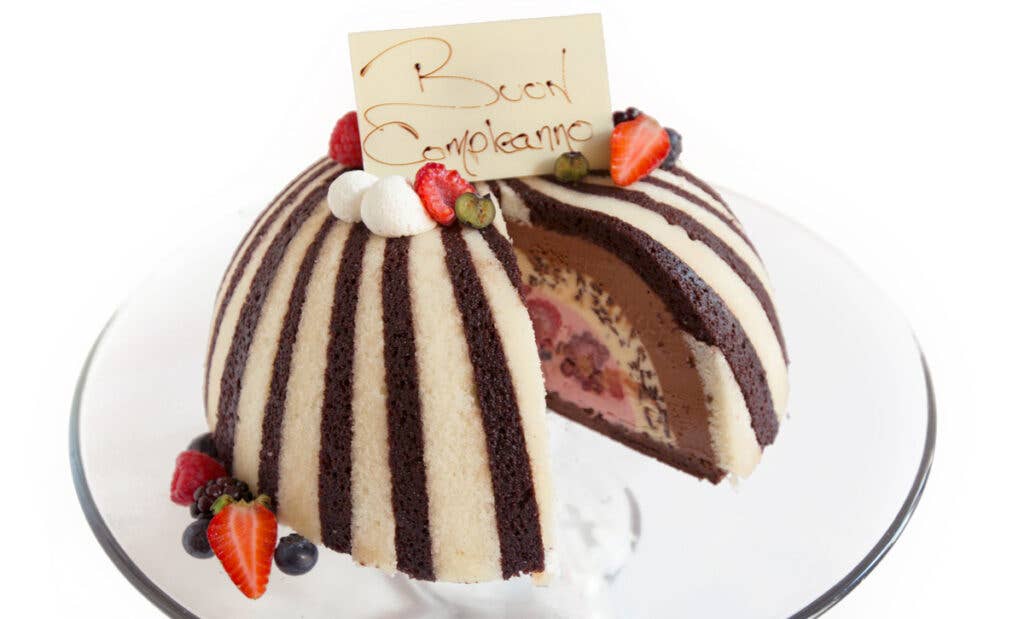 httpswww.saveur.comsitessaveur.comfilesimport20142014-07gallery_birthday-cake-richard-capizzi_lincoln_1200x800.jpg