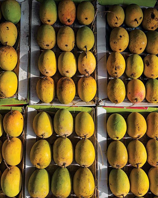 Video: How to Peel a Mango with a Water Glass