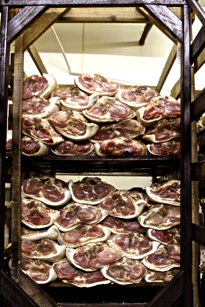 httpswww.saveur.comsitessaveur.comfilesimport2013images2013-0618-gallery_bentons-country-ham-3_1200x.jpg