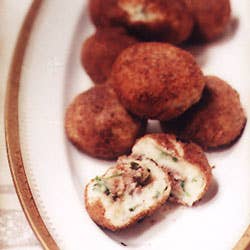 Papas Rellenas de Picadillo (Meat-Stuffed Potato Croquettes)