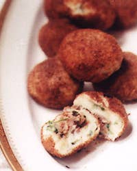 Papas Rellenas de Picadillo (Meat-Stuffed Potato Croquettes)