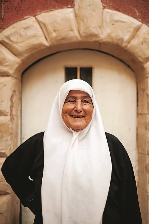 slideshow-scenes-from-palestine-woman-in-jenin-old-city-500x750